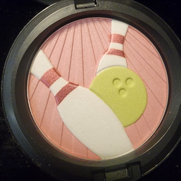 MAC PEARLMATTE FACE POWDER IT'S A STRIKE LIMITED EDITION COLLECTION, TROPHY, NWT - Picture 2 of 4